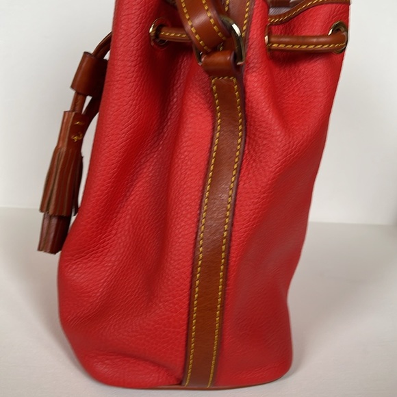 NWOT DOONEY & BOURKE EUROPEAN PEBBLE GRAIN RED LEATHER BUCKET BAG & WALLET - Picture 4 of 17